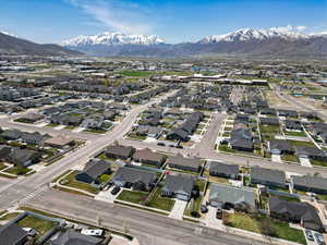 Bird's eye view featuring a residential view and a mountain view