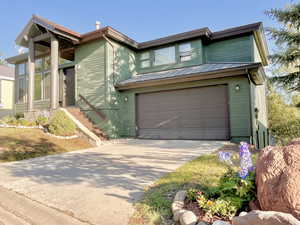 View of front facade featuring driveway