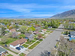 Bird's eye view featuring a residential view and a mountain view