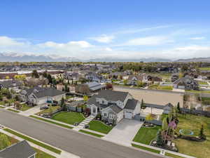 Bird's eye view featuring a residential view and a mountain view