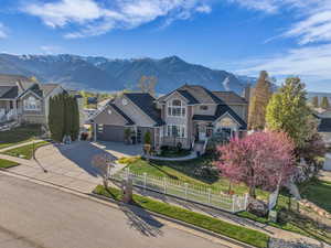 Welcome home to Amazing Views!