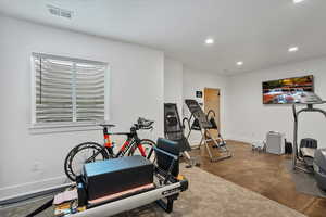 Workout room with baseboards, visible vents, and recessed lighting
