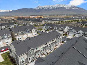 Bird's eye view featuring a residential view and a mountain view