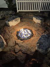 Gas fire pit