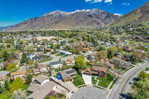 Bird's eye view featuring a residential view and a mountain view