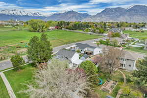 Bird's eye view featuring a residential view and a mountain view