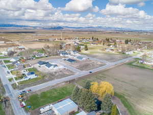 Bird's eye view featuring a residential view and a mountain view