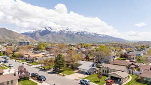 Bird's eye view featuring a residential view and a mountain view