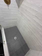 Room details with a tile shower