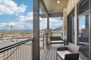 Balcony featuring a mountain view
