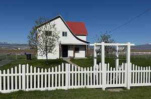 View of the front of the welcoming country home and its mountain view