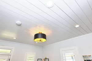 Ceiling molding details with recessed lighting.