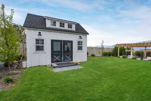 A thoughtfully designed custom-built tiny house, fully equipped with electricity—perfect as a studio, office space, or a charming playhouse.