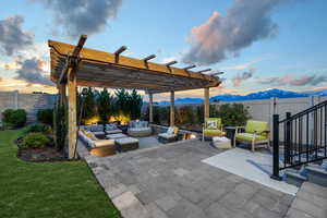 A stunning view of the patio and recessed patio with a charming pergola—an ideal space for barbecues and relaxed gatherings.