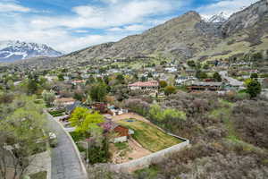 Bird's eye view featuring a mountain view and a residential view