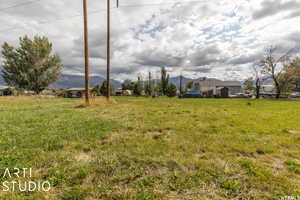 View of yard featuring a mountain view