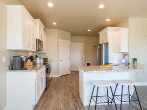 Kitchen with peninsula