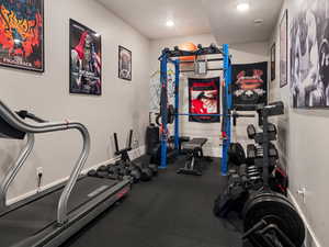 Exercise room featuring baseboards and visible vents