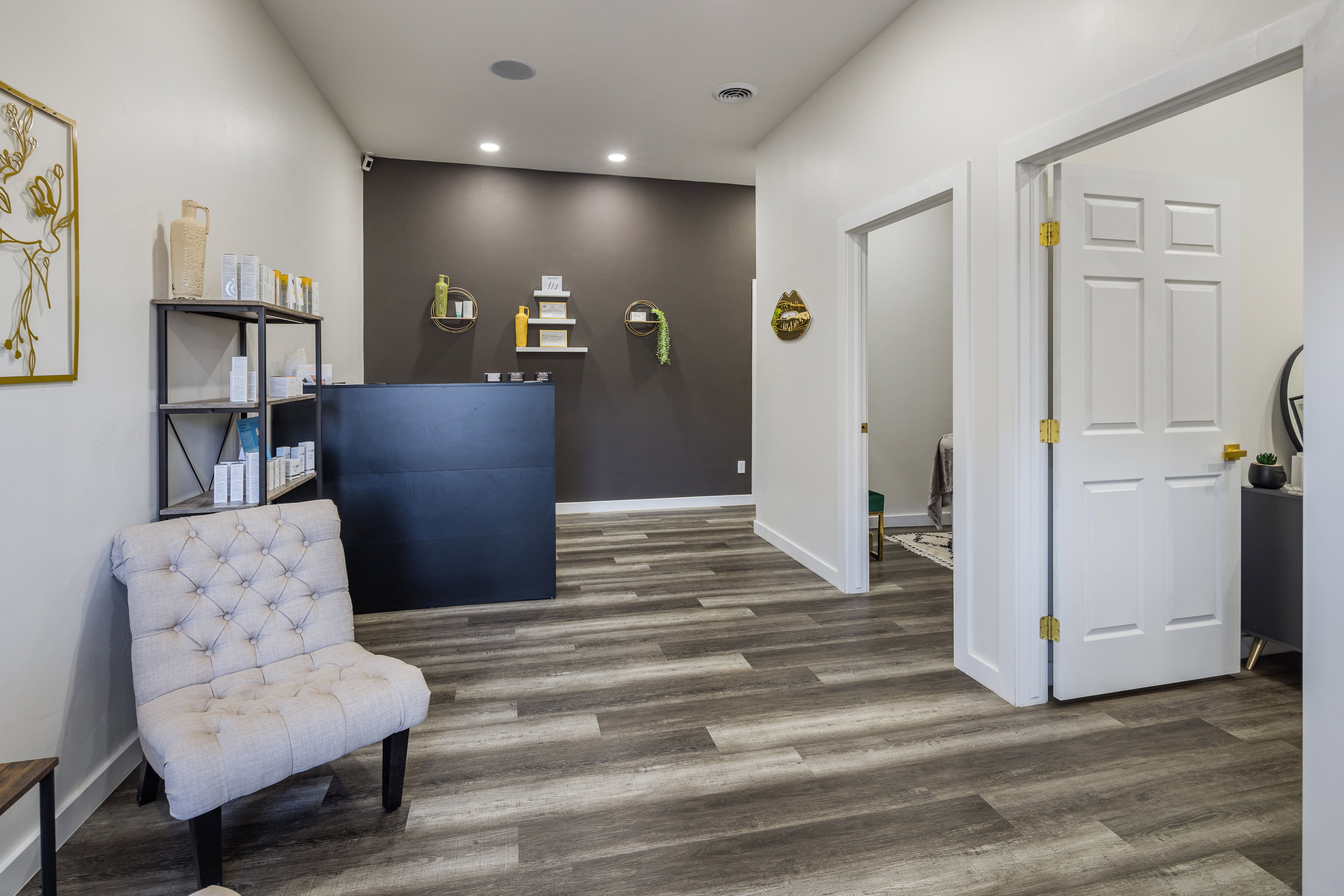 Sitting room with baseboards, wood finished floors, and recessed lighting