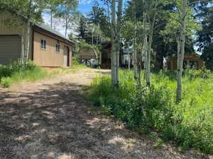 View of yard featuring an outbuilding