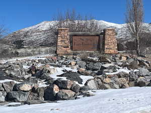 Community sign featuring a mountain view