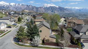 Bird's eye view featuring a residential view and a mountain view