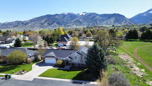 Bird's eye view featuring a residential view and a mountain view