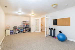 Workout room with carpet floors, baseboards, and visible vents