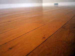 Detailed view of the living room wooden floor in White door unit 2.