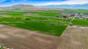 Aerial view with a mountain view