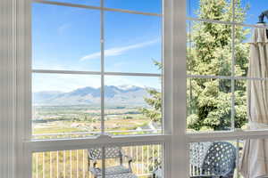 Room details featuring a mountain view