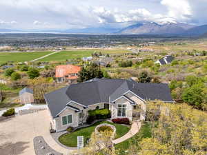Birds eye view of property featuring a mountain view