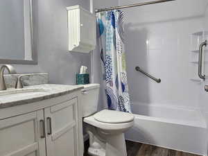 Full bath with tub and shower on the main floor
