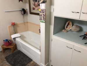 Bathroom with a bathing tub