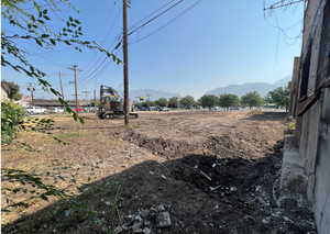 View of yard featuring a mountain view