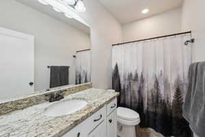 Full bath featuring recessed lighting, toilet, a shower with curtain, and vanity