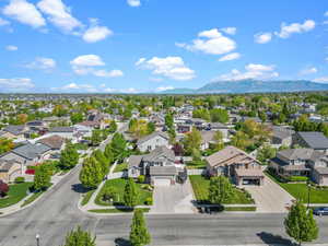 Bird's eye view featuring a residential view and a mountain view