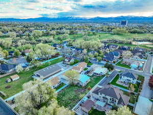 Bird's eye view featuring a residential view and a mountain view