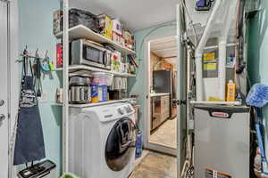 Laundry area with heating unit, laundry area, and washer / clothes dryer