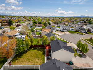 Bird's eye view featuring a residential view and a mountain view