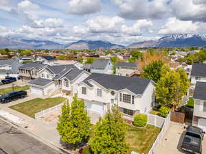 Bird's eye view featuring a residential view and a mountain view