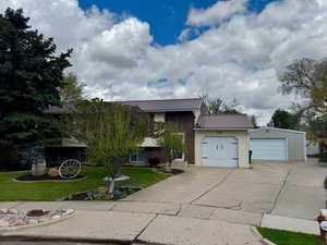 View of front facade featuring metal roof and a front lawn