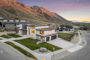 View of mountain feature featuring a residential view