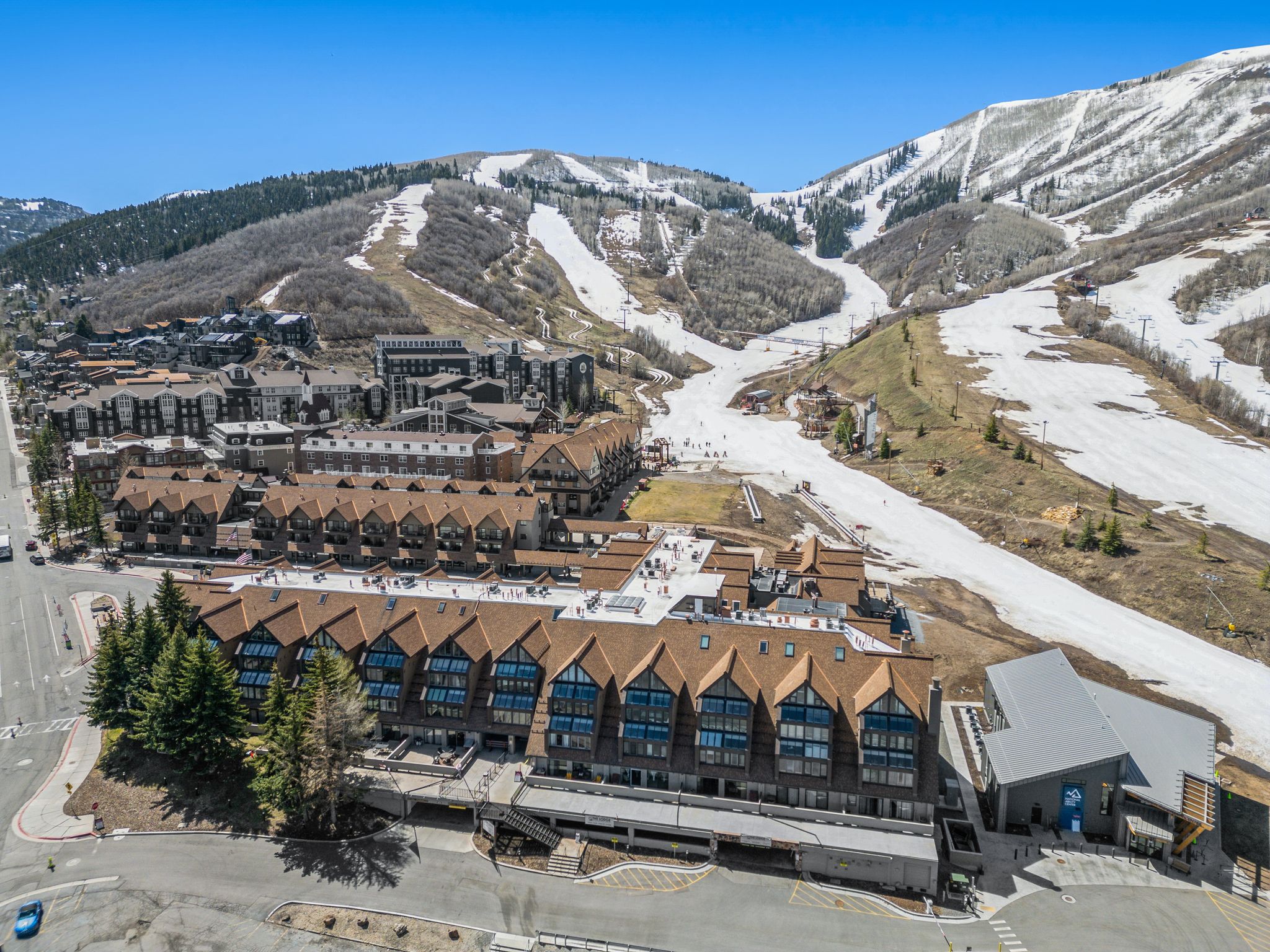 Snowy aerial view featuring a mountain view
