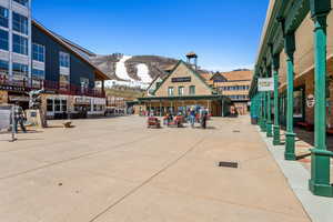 Surrounding community with a mountain view