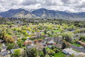 Bird's eye view with a residential view and a mountain view