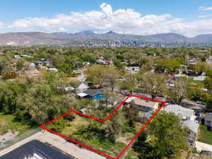 Birds eye view of property featuring a mountain view
