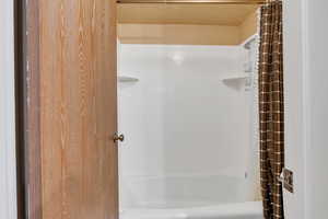 Separate tub/toilet room