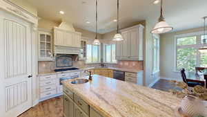 Photo 5 of 680 S OAK DR