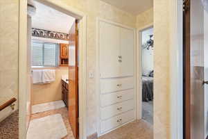 Ensuite bathroom with vanity, ensuite bathroom, and ceiling fan
